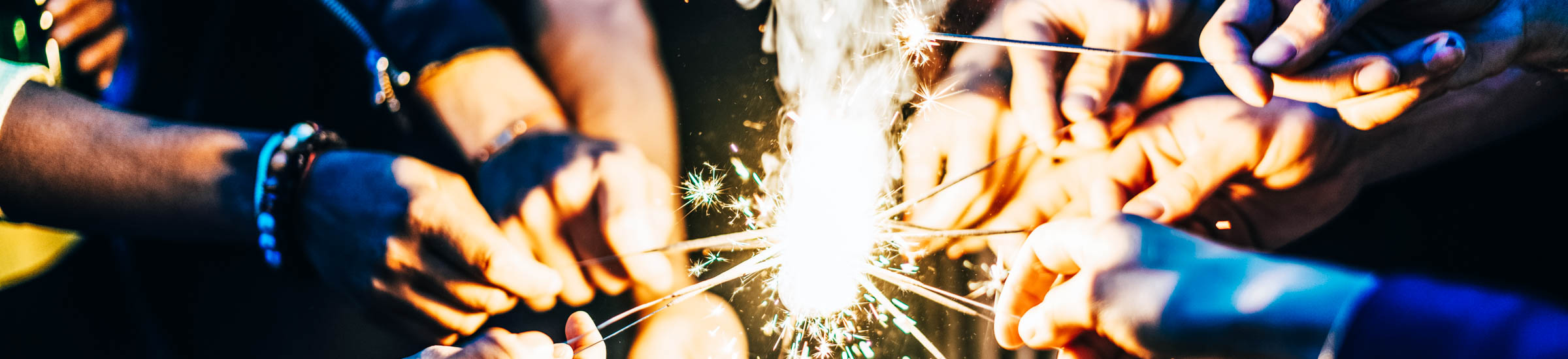 Hände, die Wunderkerzen halten - Silvesterbräuche