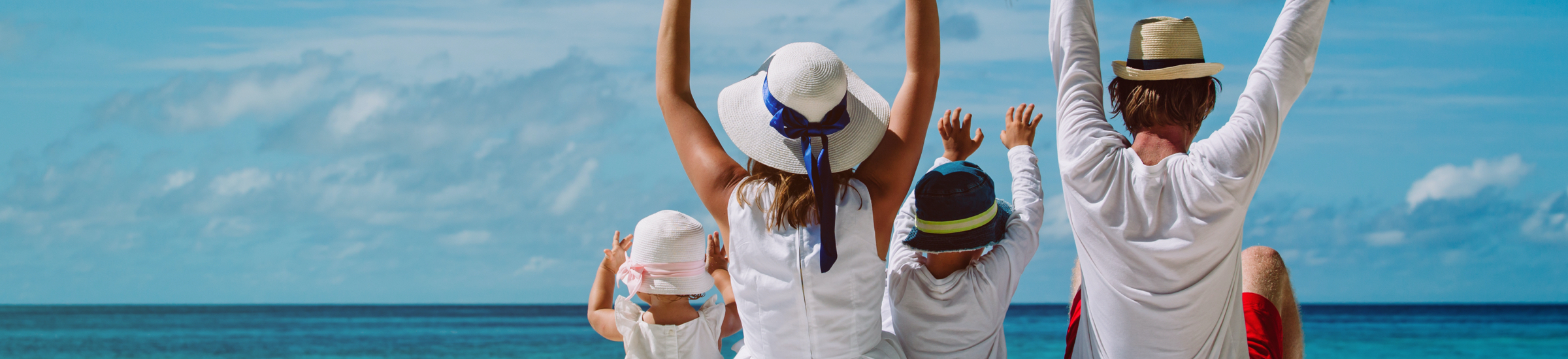 Familie mit Kindern am Strand