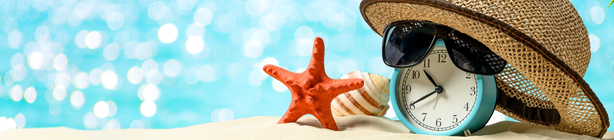 Reiseaccessoires und Seestern am Strand